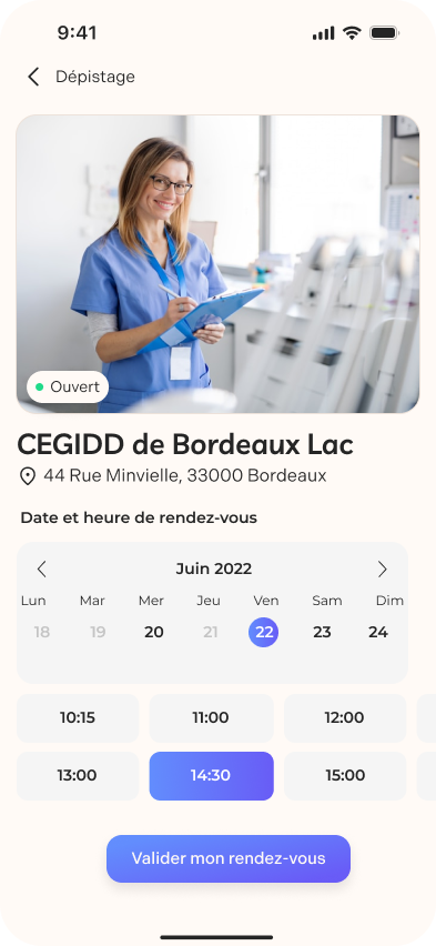 Écran iPhone affichant une fiche de médecin avec calendrier de réservation.
