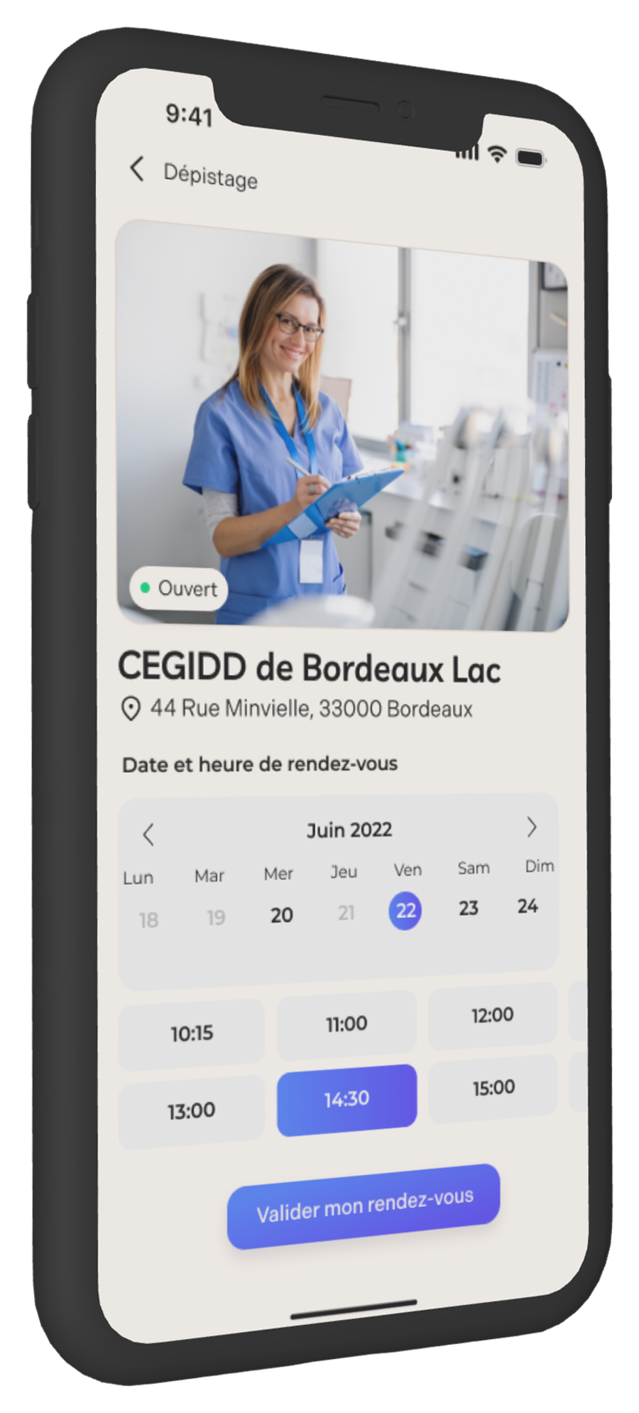 Écran iPhone affichant une fiche de médecin avec calendrier de réservation.